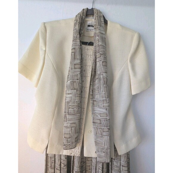 Vintage Leslie Fay Suit Women's Career Short Sleeve Jacket, Scarf & Skirt 12P - Picture 4 of 9